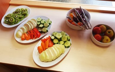Frisches Snackgemüse von Schülerinnen und Schülern zubereitet. Foto: KJF Augsburg/Birgit Hander