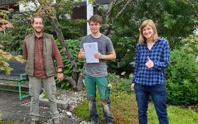 Von links nach rechts: Ausbilder Richard Miller, Nico A. und Silke Hoffmann. Foto: KJF Augsburg/Sabrina Ahle