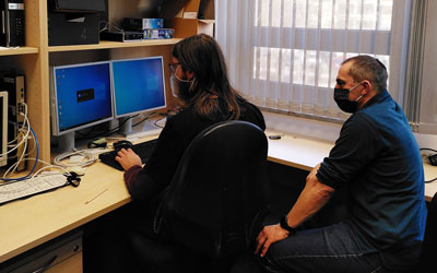 Julian König mit Ausbilder Roland Seefried. Foto: Sankt Elisabeth KJF Berufsbildungs- und Jugendhilfezentrum