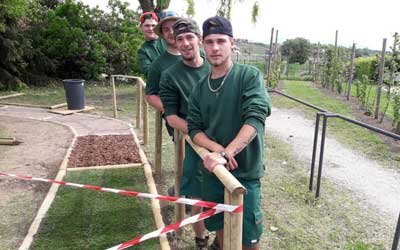 Die vier Auszubildenden zum Fachwerker im Garten und Landschaftsbau Benedikt (19 Jahre), Kevin (21 Jahre), Florian (19 Jahre)  und Stefan (19 Jahre) sind stolz auf ihren Barfußpfad (von hinten nach vorne).