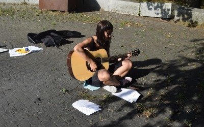 Das Bild zeigt einen Jugendlichen, der Gitarre spielt