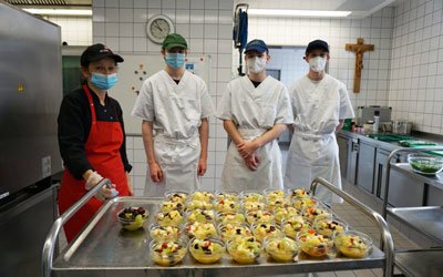 Während der Berufsvorbereitenden Bildungsmaßnahme in Sankt Georg schnuppern diese Jungen in den Beruf Koch. Foto: KJF/Rebecca Mayr
