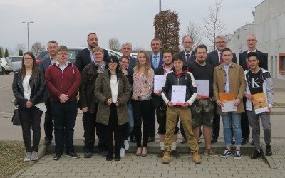 Das Bild zeigt die jungen Menschen mit ihren Gesellenbriefen und dem Personal vom KJF Berufsbildungswerk Dürrlauingen