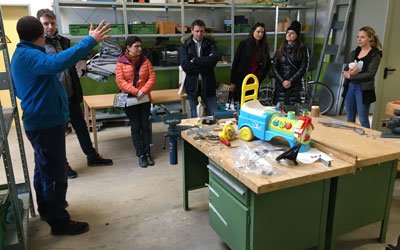Die Besucher-Delegation bei der Besichtigung einer Werkstatt in einem KJF Berufsbildungszentrum (Foto: KJF/Bernhard Zwick)