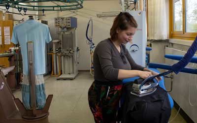 Jenifer Pajonk bei ihrer Ausbildung zur Textilreinigerin im Sankt Elisabeth KJF Berufsbildungs- und Jugendhilfezentrum Augsburg (Foto: KJF/Ronja Mößbauer)