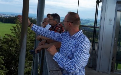 Die Teilnehmer geniesen die schöne Aussicht auf dem skywalk